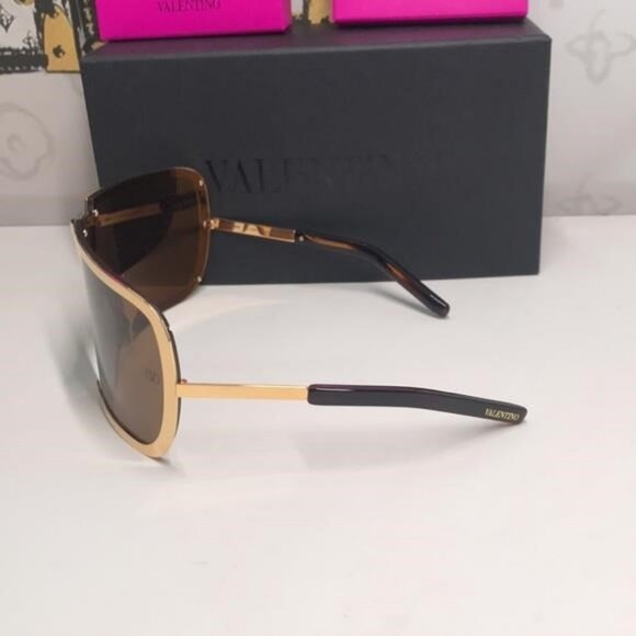 New Authentic Valentino V-Romask Oversized Sunglasses – Light Gold Titanium, Uni - Picture 10 of 12